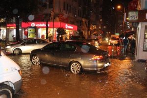 Ordu'da yağmur hayatı fel&ccedil; etti