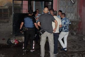 &Ccedil;ığlıklar atarak sokaktaki eve sığındı ama...