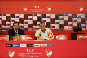 Basın mensupları Terim'i alkışlarla karşıladı