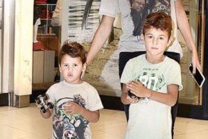 Çağla Şıkel oğullarından ayrılmıyor...