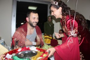 Damat hastalandı, kına 'acil servis'te yapıldı