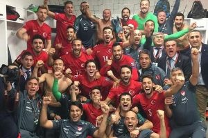 Millilerden soyunma odasında zafer pozu