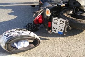 İzmir'de yarış motoruyla &ouml;l&uuml;me gitti