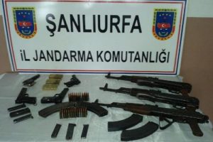 Viranşehir'de silah operasyonu: 3 g&ouml;zaltı