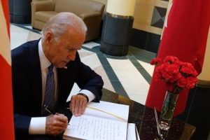 Biden T&uuml;rkiye B&uuml;y&uuml;kel&ccedil;iliği'ne uğradı, taziye defterini imzaladı