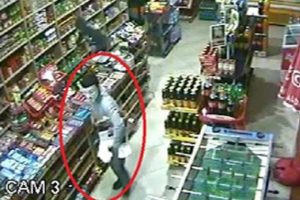 Maskeli market hırsızları kameraya yakalandı