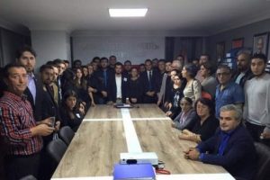Bursa'da CHP'li gen&ccedil;ler haykırdı: 'İnadına barış, kardeşlik, emek'