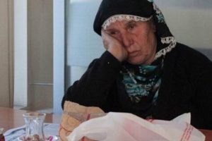 83 yaşındaki kadını kızı sokağa attı