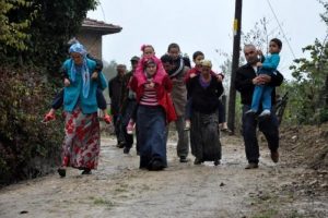 &Ccedil;amurlu yolda &ccedil;ocuklarını sırtlarında taşıyorlar