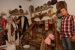 Bursa'da lise &ouml;ğrencisi "k&ouml;y m&uuml;zesi" kurdu