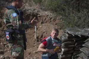 BM'den g&ouml;rev alan 'James Bond' Kıbrıs'ta mayın tarlalarını gezdi
