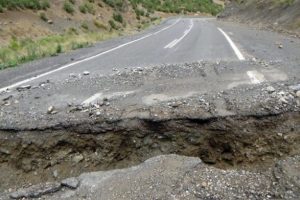 Aylardır kapalı olan karayolu g&ouml;r&uuml;nt&uuml;lendi