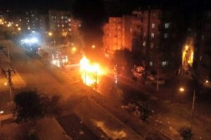 Diyarbakır'da molotof atılan otob&uuml;s alev topuna d&ouml;nd&uuml;