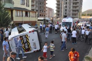 Otomobil ile &ouml;ğrenci servisi &ccedil;arpıştı: 15 kişi yaralandı