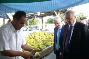 Gazeteciye elleriyle kavun yedirdi