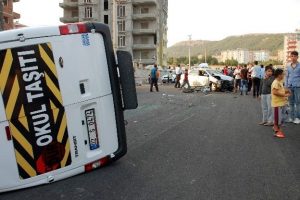 &Ouml;ğrenci servisi takla attı: 10 yaralı