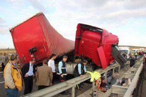Devrilen TIR İstanbul-Tekirdağ karayolunu ulaşıma kapattı