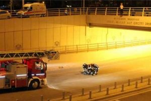 Sevgilisine sinirlenen gen&ccedil; kadın alt ge&ccedil;it korkuluklarından atladı