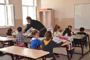 Doğu'ya atanan &ouml;ğretmene K&uuml;rt&ccedil;e eğitim verilecek
