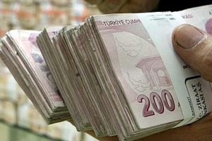 &Ccedil;aldığı paraların 'sahte olup olmadığını' kontrol etti