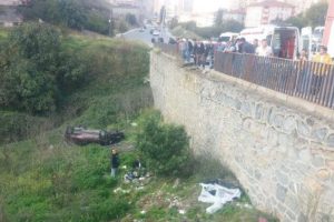 Servis minib&uuml;s&uuml; ile &ccedil;arpışan otomobil dere yatağına u&ccedil;tu