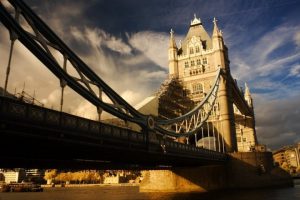 Londra K&ouml;pr&uuml;s&uuml;'nde ş&uuml;pheli paket panik yarattı