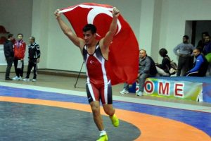 Bursalı g&uuml;reş&ccedil;i Avrupa'yı k&uuml;ndeye getirdi!