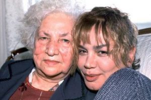 Annesinin başından bir an olsun ayrılmıyor