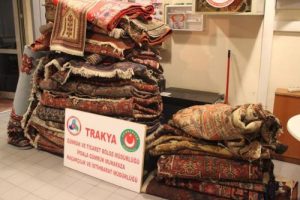 Yolcu otob&uuml;s&uuml;nden 42 adet İran halısı &ccedil;ıktı