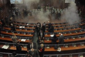 Vekiller meclise yine gaz bombası attı