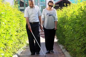 G&ouml;rme engelli kardeşler ilk kez yardım almadan y&uuml;r&uuml;d&uuml;