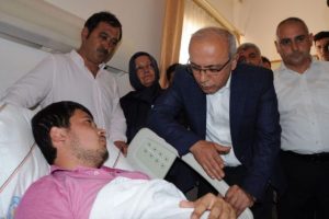MHP'lilerin darp ettiği genci ziyaret etti