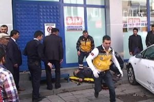 Otomobil &ccedil;arpan yayanın bacağı koptu