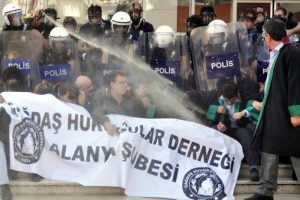 "Polis gaz tabancasını g&ouml;zl&uuml;ğ&uuml;m&uuml;n altından soktu"
