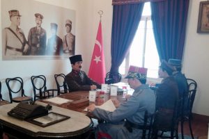 Bursa Mudanya'da İn&ouml;n&uuml;'n&uuml;n realistik heykeli değiştirildi