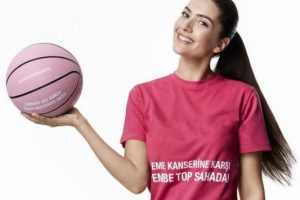 Berg&uuml;zar Korel'den meme kanserine "pembe toplu" destek