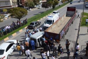 Gaziantep'te hafif ticari ara&ccedil; TIR'a &ccedil;arptı: 2 yaralı