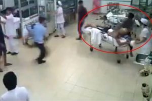 &Ouml;nce kavgada ardından hastanede bı&ccedil;akladı