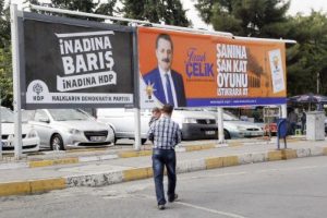 Partilerin afişleri yan yana asıldı