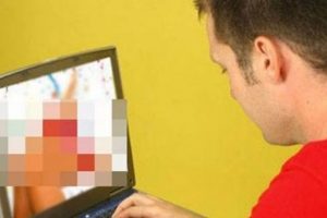Mahkeme Fiat'ta &ouml;ğle arası pornoyu serbest bıraktı