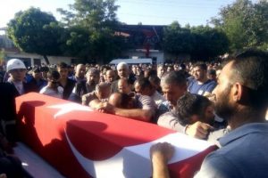 Şehit polisi son yolculuğuna 10 bin kişi uğurladı