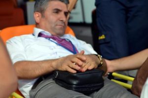 Okuldan uzaklaştırılan &ouml;ğrenci m&uuml;d&uuml;r&uuml; bı&ccedil;akladı