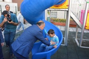 Sağlık Bakanı M&uuml;ezzinoğlu Bursa'da &ccedil;ocuklarla eğlendi
