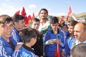 D&uuml;nya şampiyonuna coşkulu karşılama