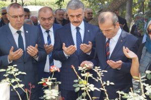 Turgut &Uuml;nl&uuml; Bursa'da mezarı başında anıldı