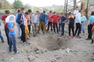 Cizre'de yola d&ouml;şenen bomba f&uuml;nye ile patlatıldı