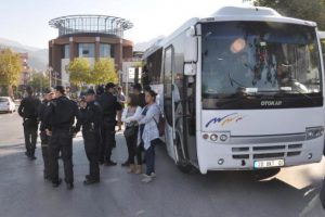 Denizli'de AK Parti standını protestoya 10 g&ouml;zaltı