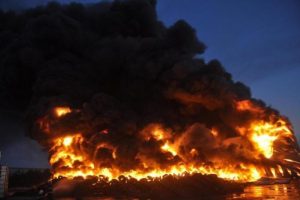 Uşak'ta kau&ccedil;uk fabrikası alev alev yandı