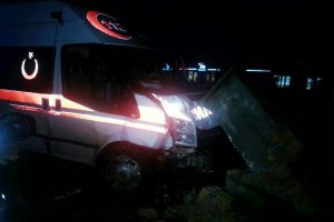 Ordu'da otomobil ile ambulans &ccedil;arpıştı: 3 yaralı