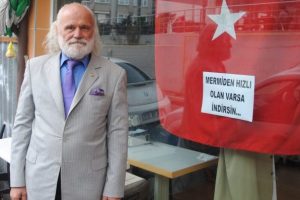Bursa'da bayrağı bu notla astı: 'Mermiden hızlı olan varsa indirsin'